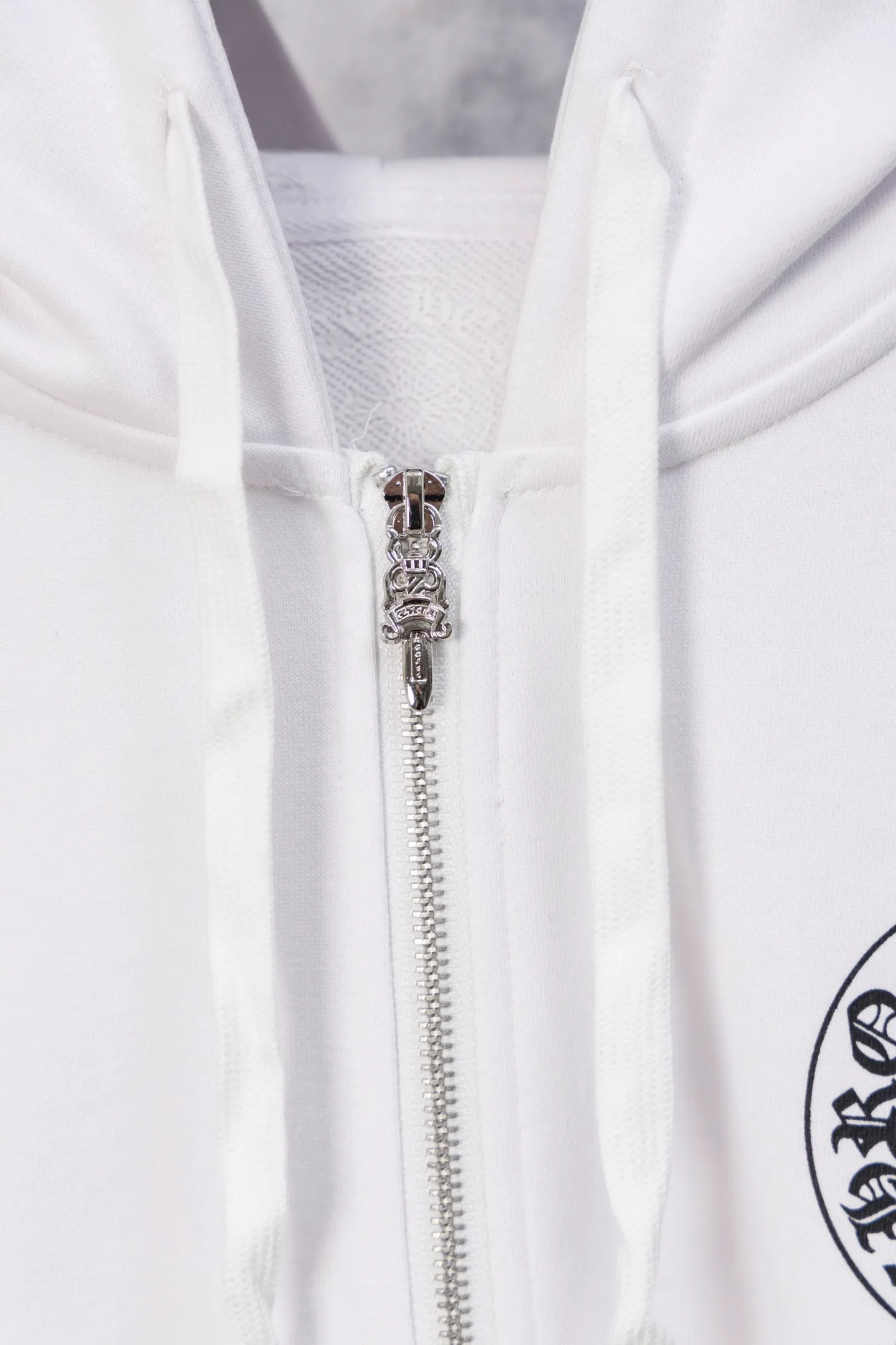 P250 ChromeHearts CH ChromeHearts 25 early autumn flower arm horseshoe zipper cardigan hooded sweatshirt Sanskrit letter rattan flower cross horseshoe hooded sweatshirt The fabric is made of 440g pure cotton terry with matching threads, imported printing, original customization, hardware, soft and skin-friendly. The workmanship is meticulous and the thickness is moderate. The webbing on the back collar extends to the shoulder for reinforcement. The connection between the wellhead and the shoulder is reinforced. The whole body is made with thousands of needle embroidery techniques. It is more compliant and stylish with clothes. It is a hot item of the season. The original customized accessories are complete with three standards. It will look handsome with any combination. The os drop shoulder version and loose version. Color: Black White Size: S M L XL
